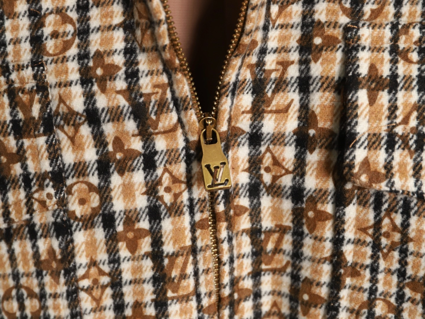 L0*is V*t0n Jacket