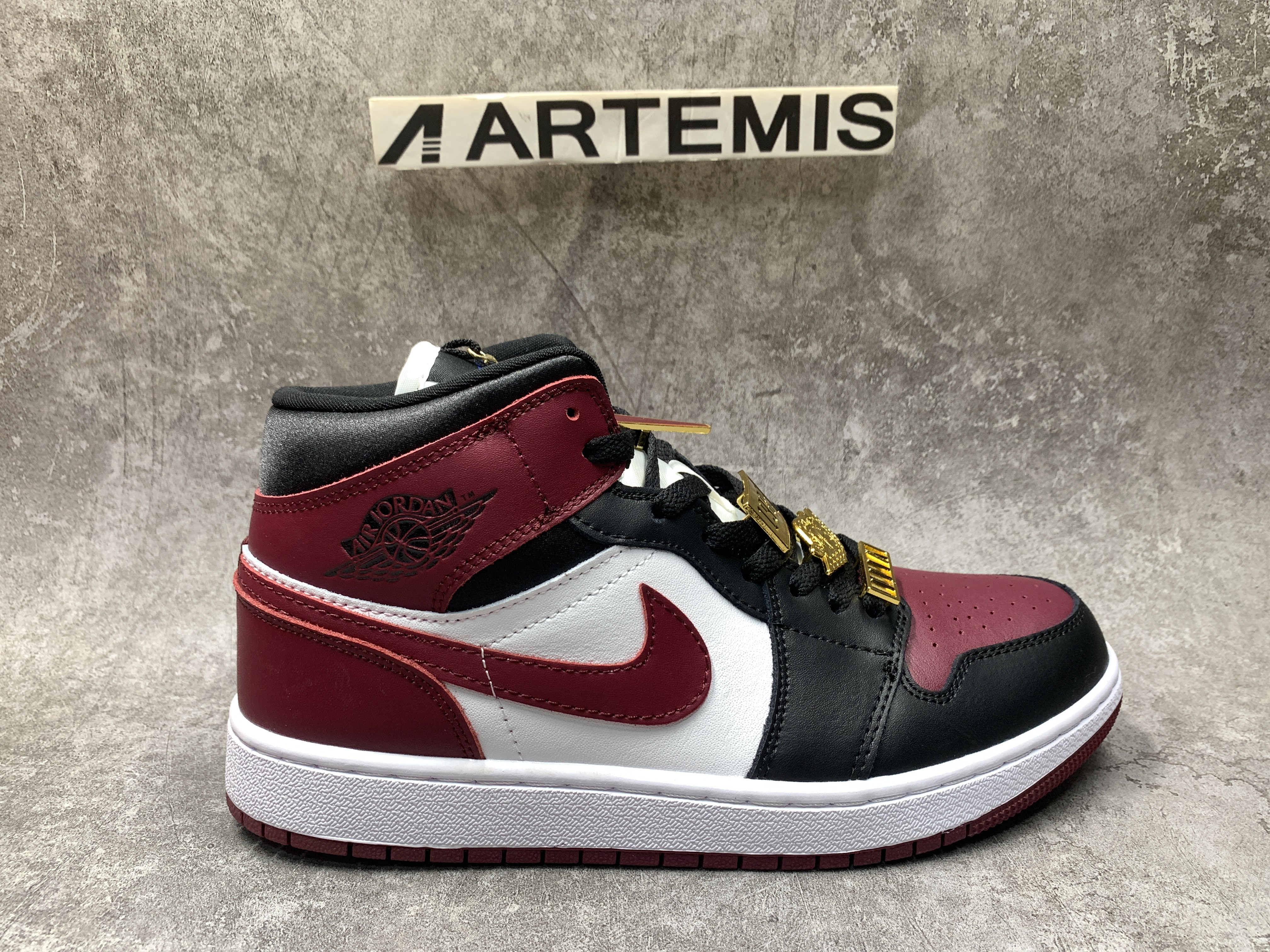 Air Jordan 1 Mid SE Black Dark Beetroot