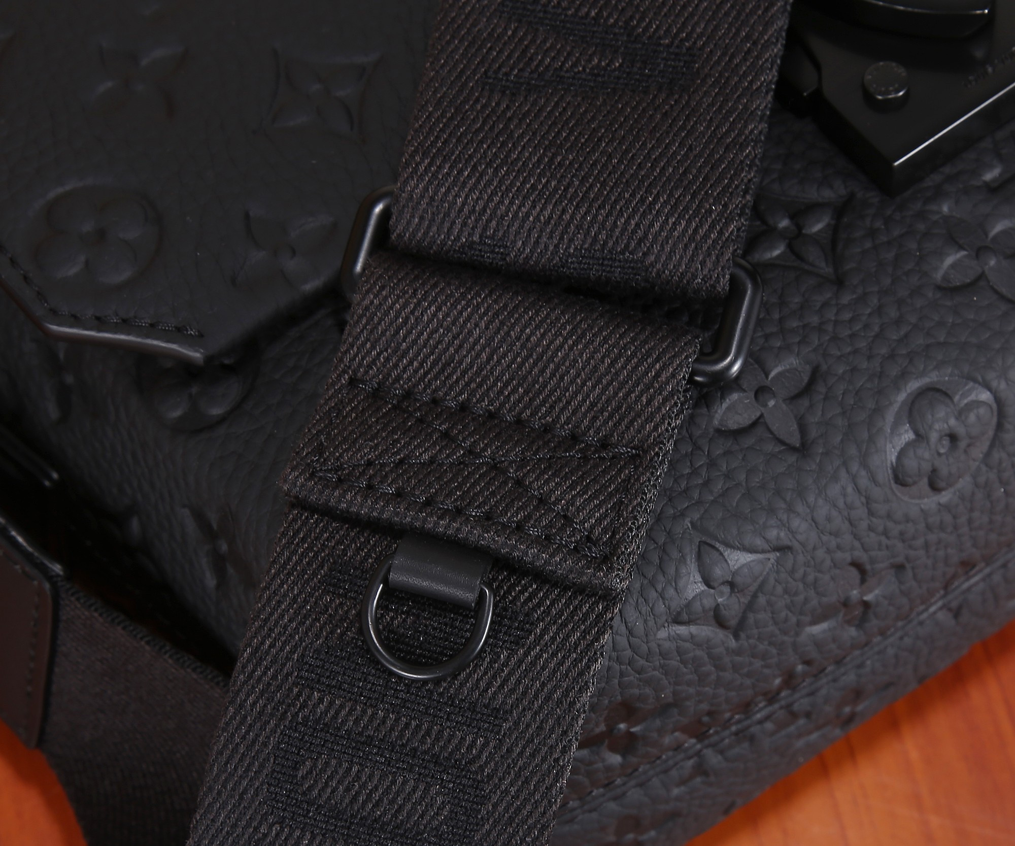 LV S-Cape Messenger M23741 28x16x10cm