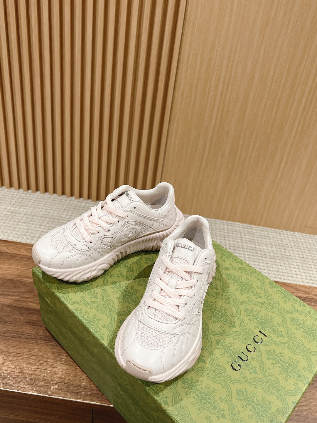 ua G*u*i ripple sneaker