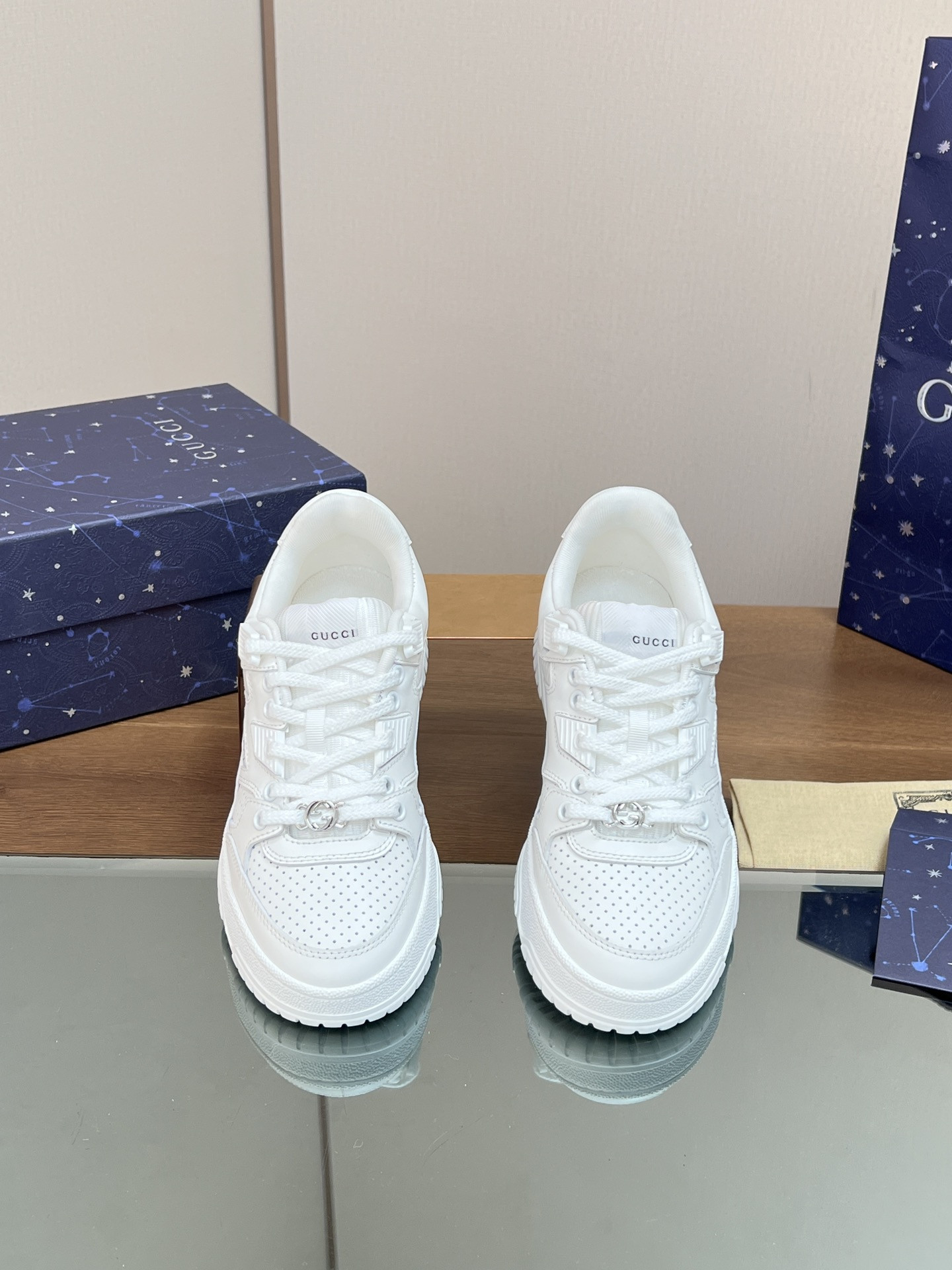 ua G*u*i low-top sneaker