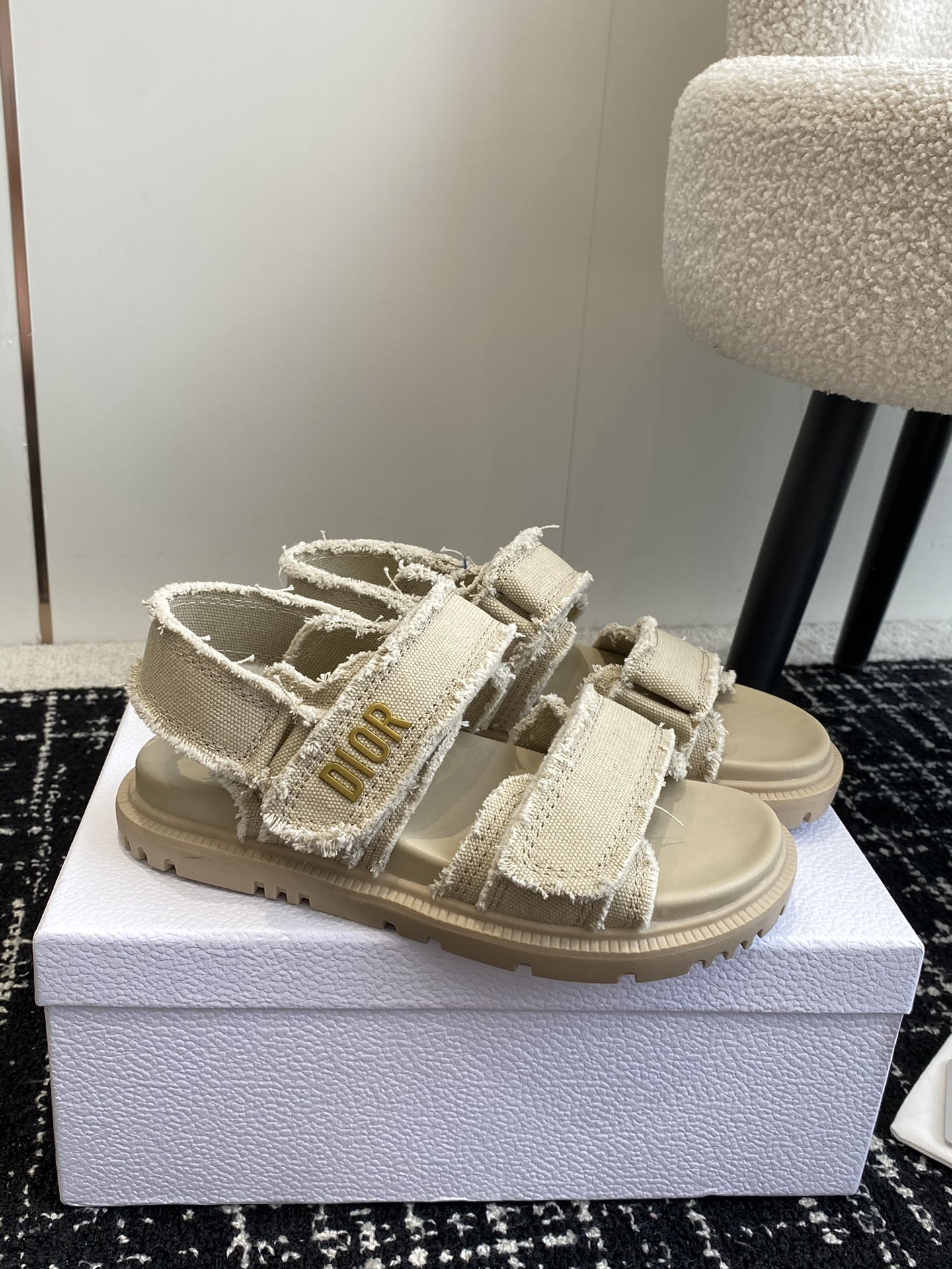 ua D*oract sandal
