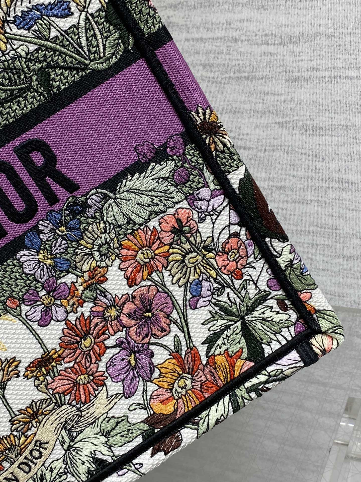 Medium D*0r Book Tote  Ecru Multicolor D*0r 4 Saisons Été Soleil Embroidery 36 x 27.5 x 16.5 cm