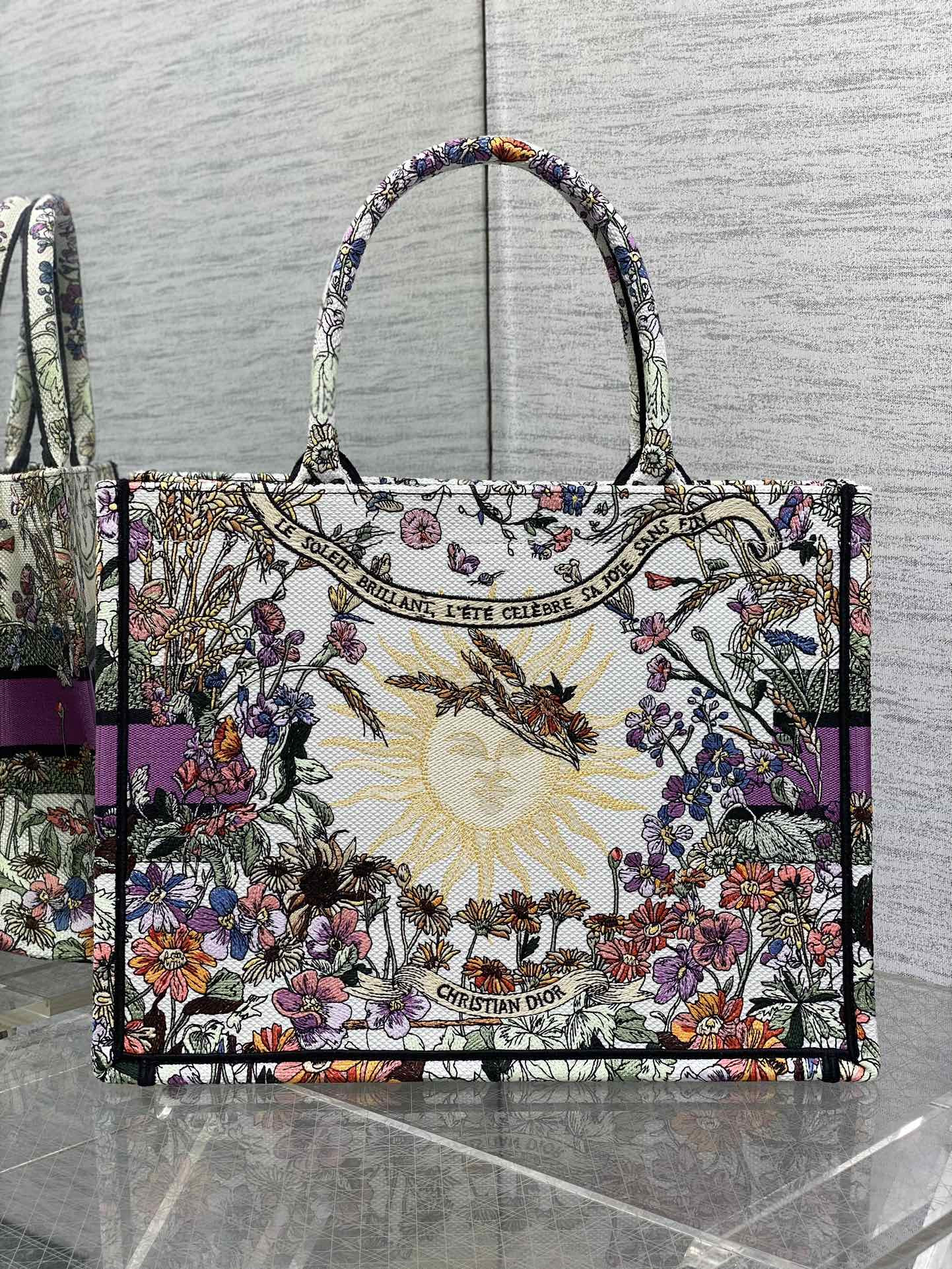 Medium D*0r Book Tote  Ecru Multicolor D*0r 4 Saisons Été Soleil Embroidery 36 x 27.5 x 16.5 cm