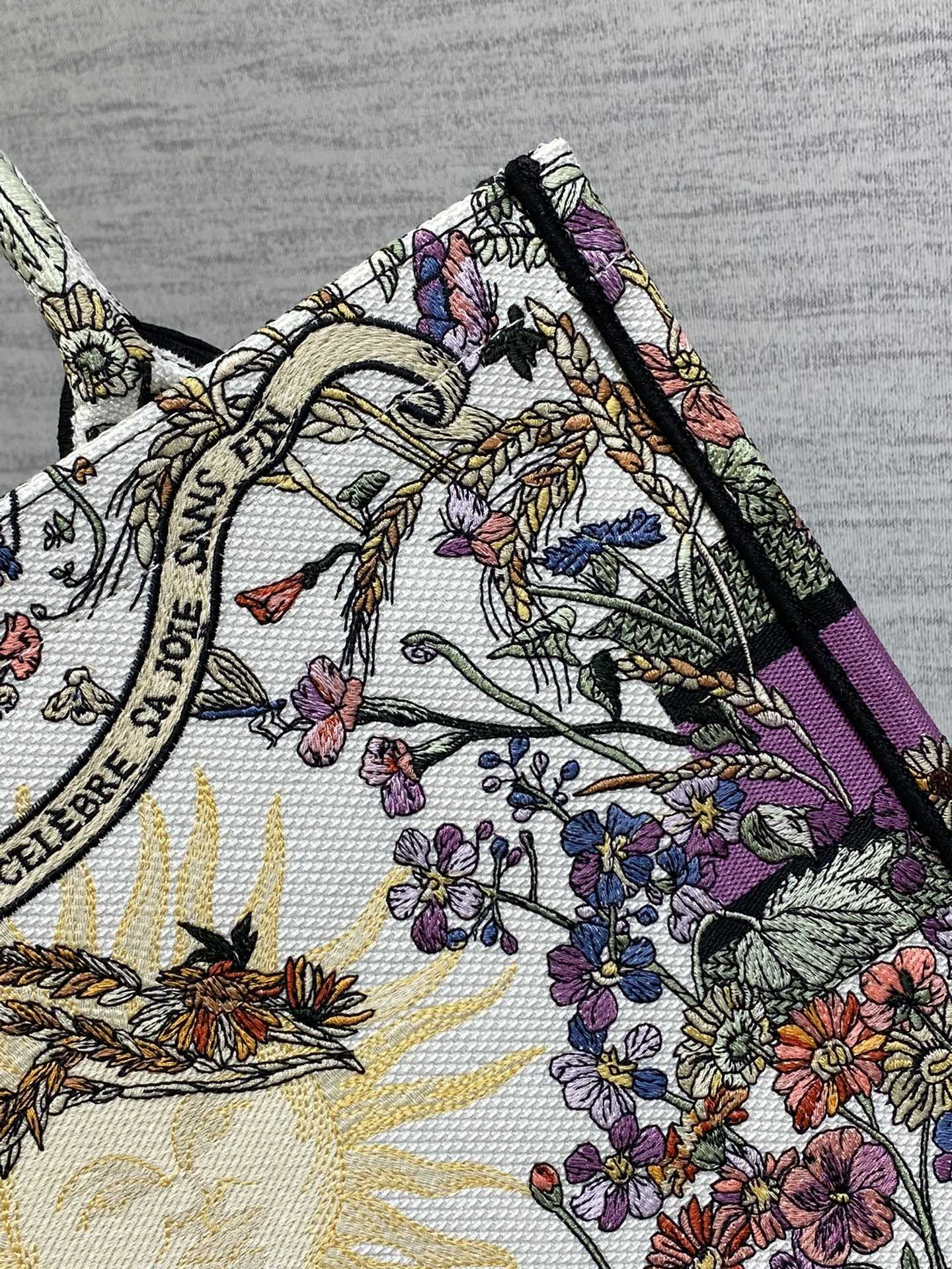 Medium D*0r Book Tote  Ecru Multicolor D*0r 4 Saisons Été Soleil Embroidery 36 x 27.5 x 16.5 cm