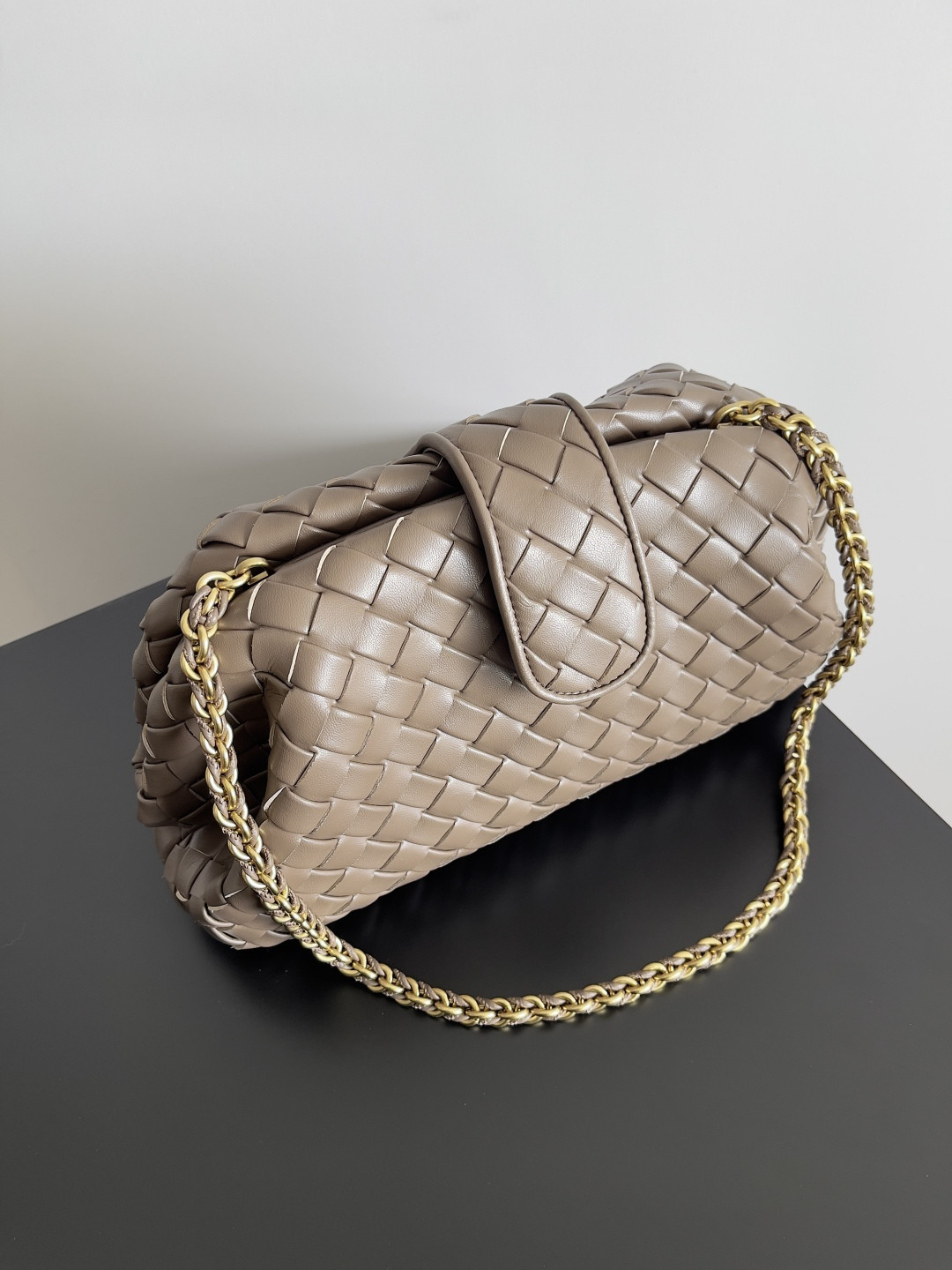 Bo*te*ga Ve*ne*ta  LAUREN  CLUTCH Andiamo Parachute  31x16.5x11cm