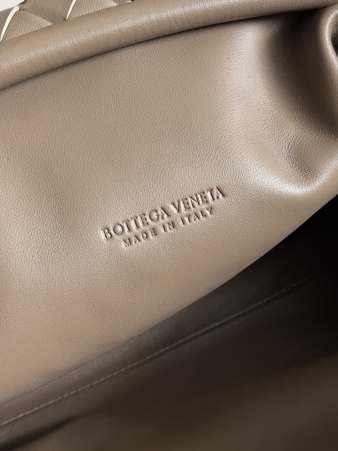 Bo*te*ga Ve*ne*ta  LAUREN  CLUTCH Andiamo Parachute  31x16.5x11cm