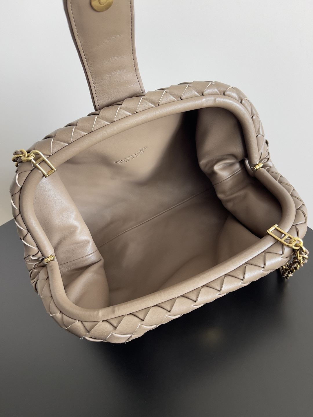 Bo*te*ga Ve*ne*ta  LAUREN  CLUTCH Andiamo Parachute  31x16.5x11cm