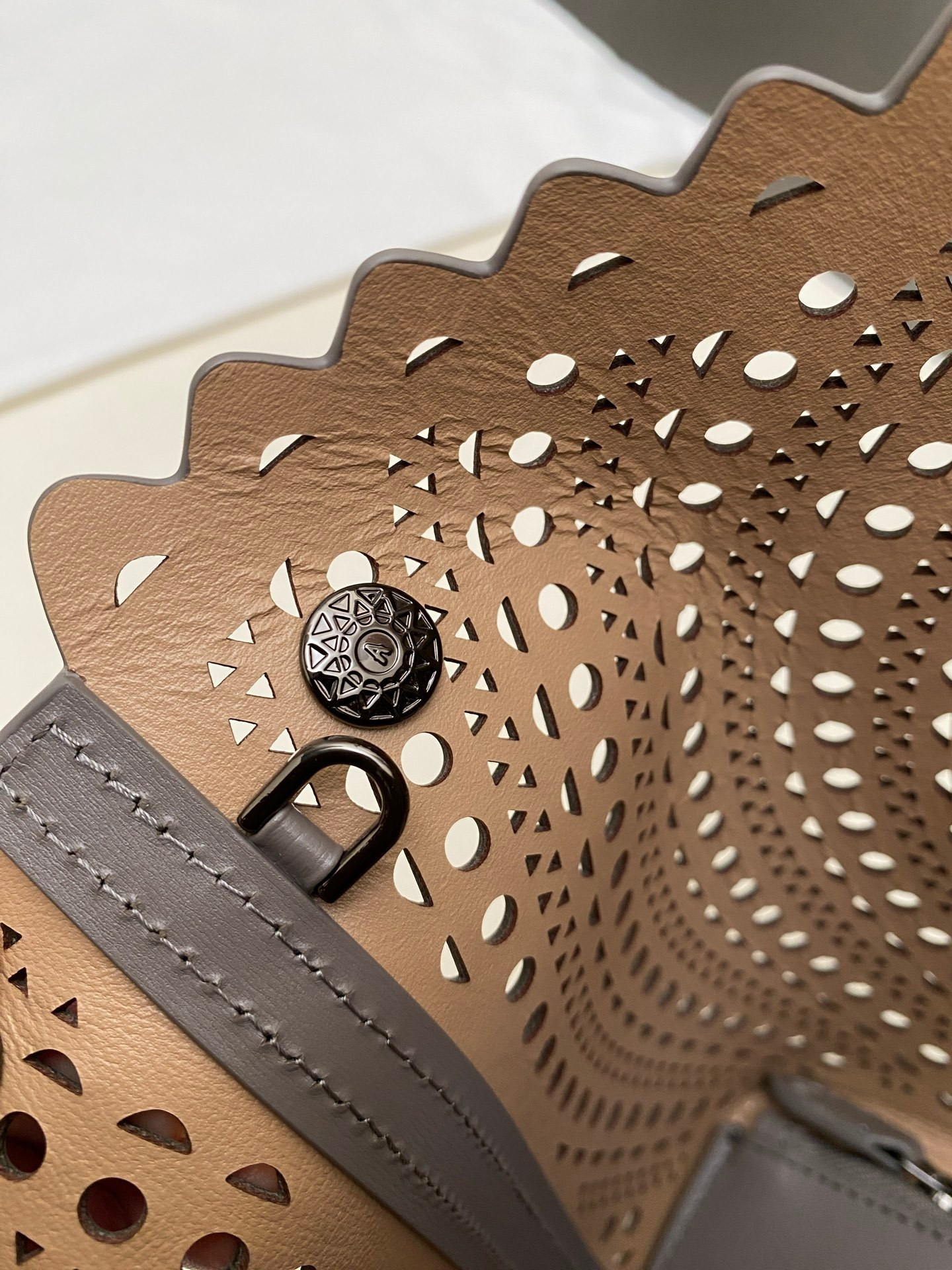 ALAÏA Mina 25 bag 25x20x12cm